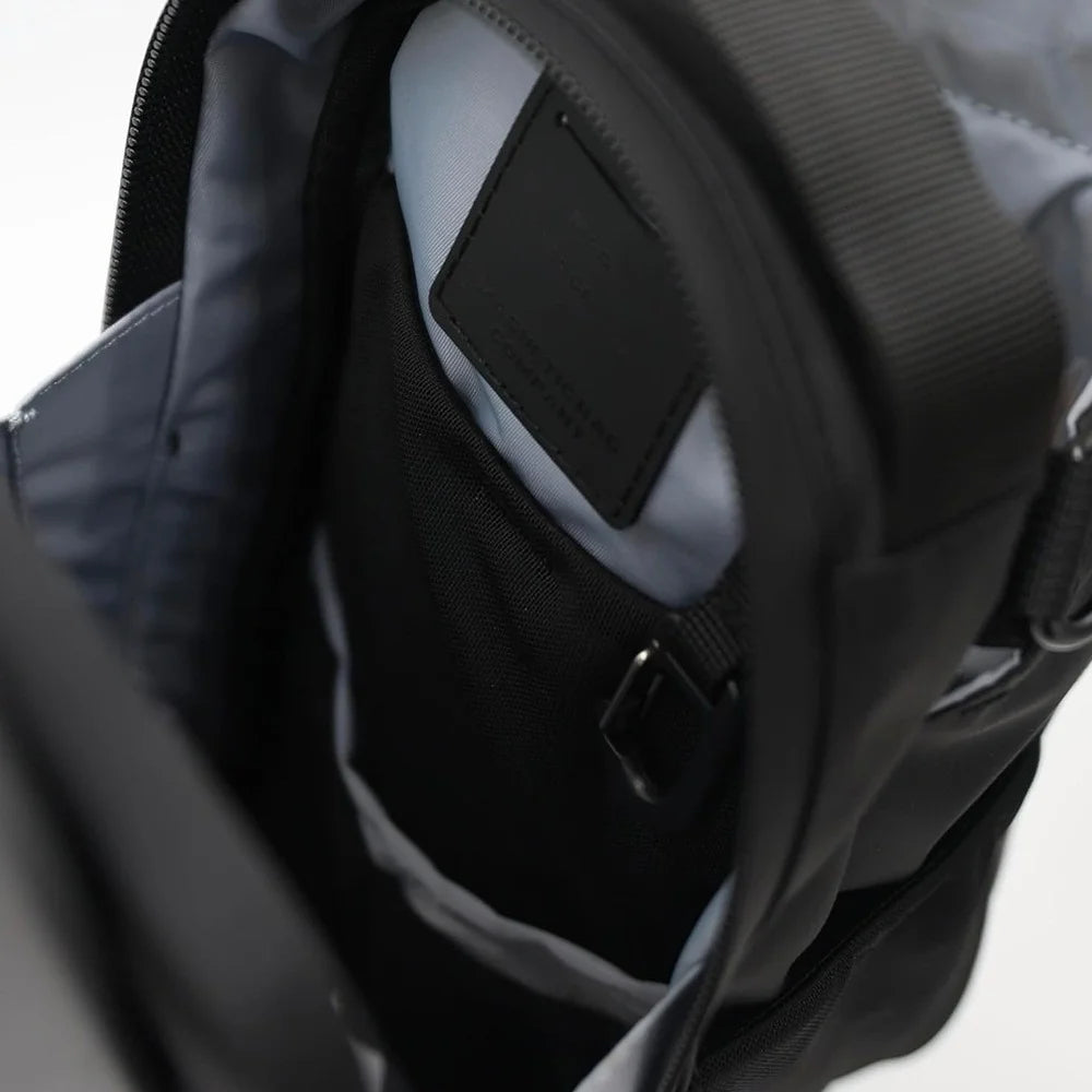 Magnetic Gym Bag with Phone Pocket
